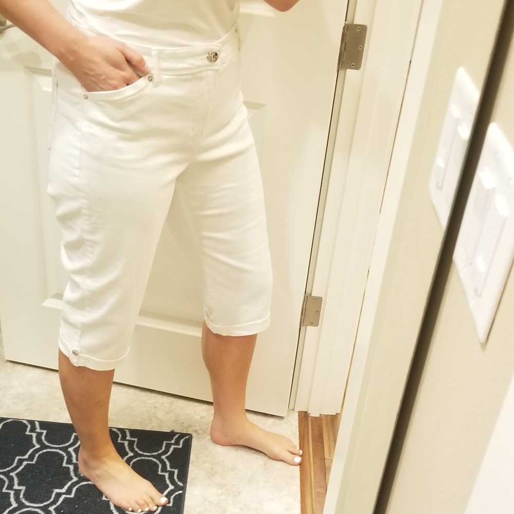 The perfect white summer capris! 😍